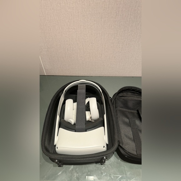 Oculus Quest 2 - Includes Elite Strap and Hard Case - Picture 1 of 6